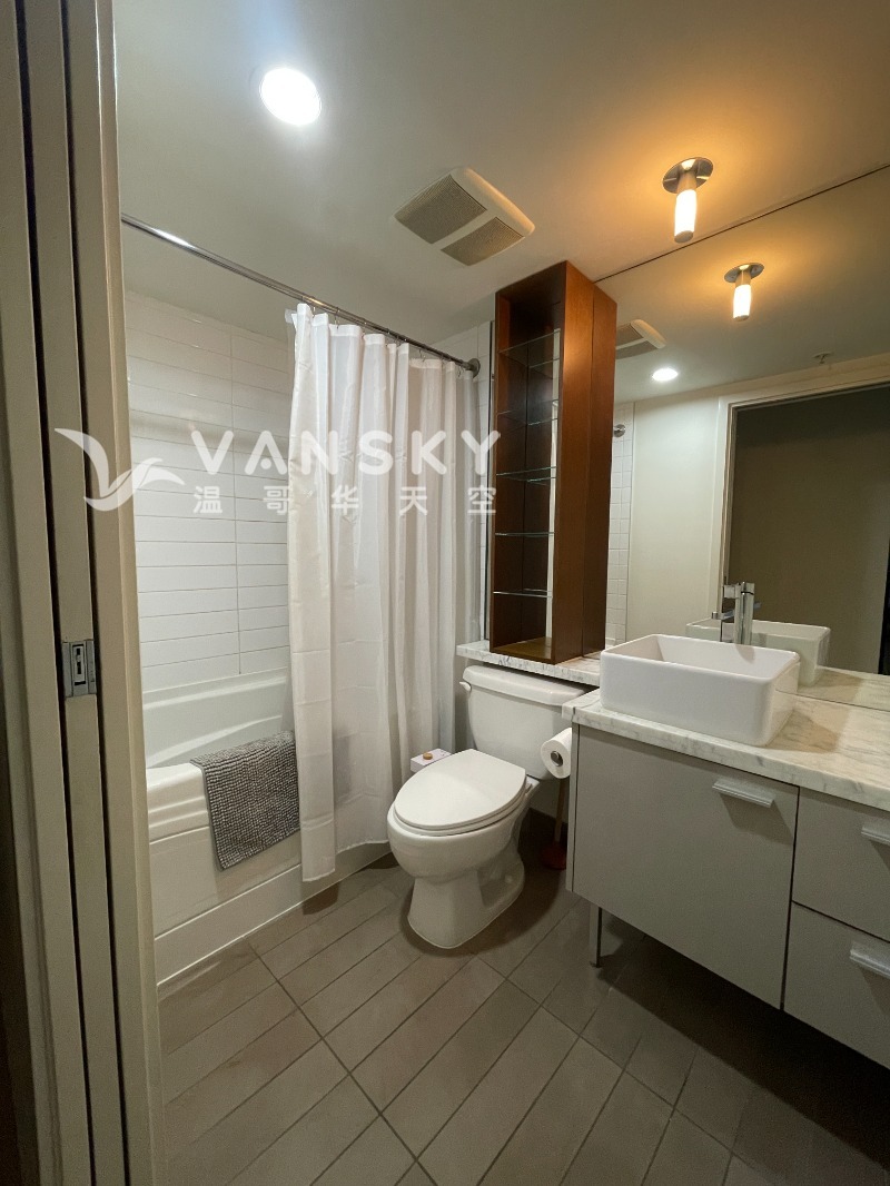 251003115200_1601 33 smithe - bathroom.JPG